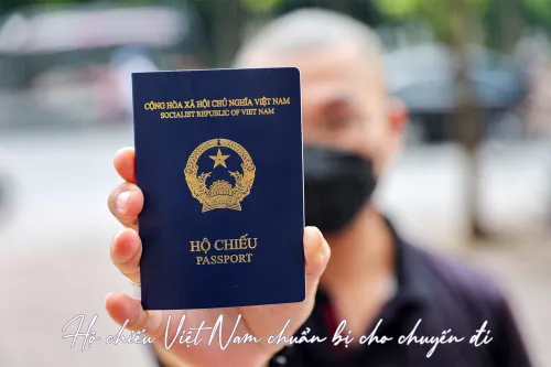 Bìa hộ chiếu Việt Nam chuẩn bị cho chuyến đi