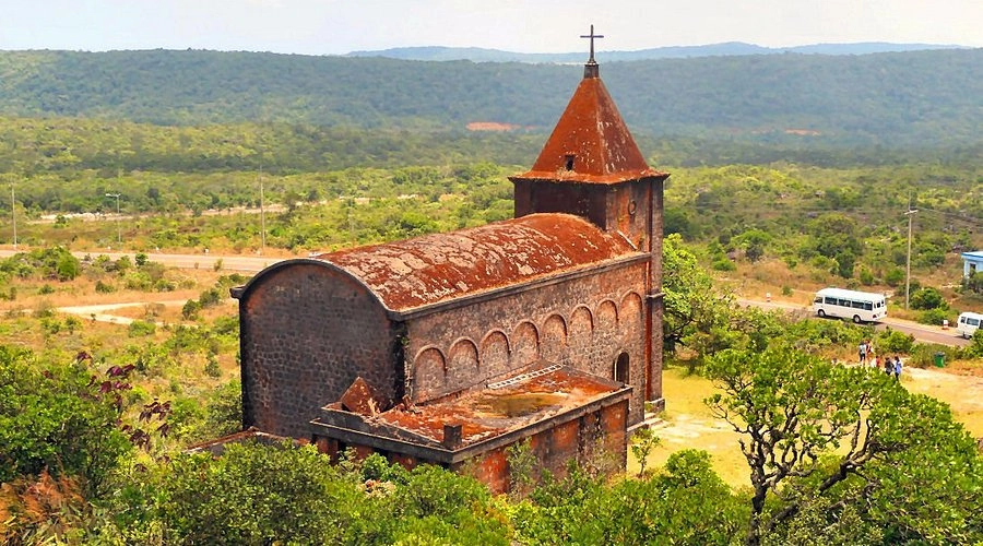 Nhà thờ cổ trên cao nguyên Bokor