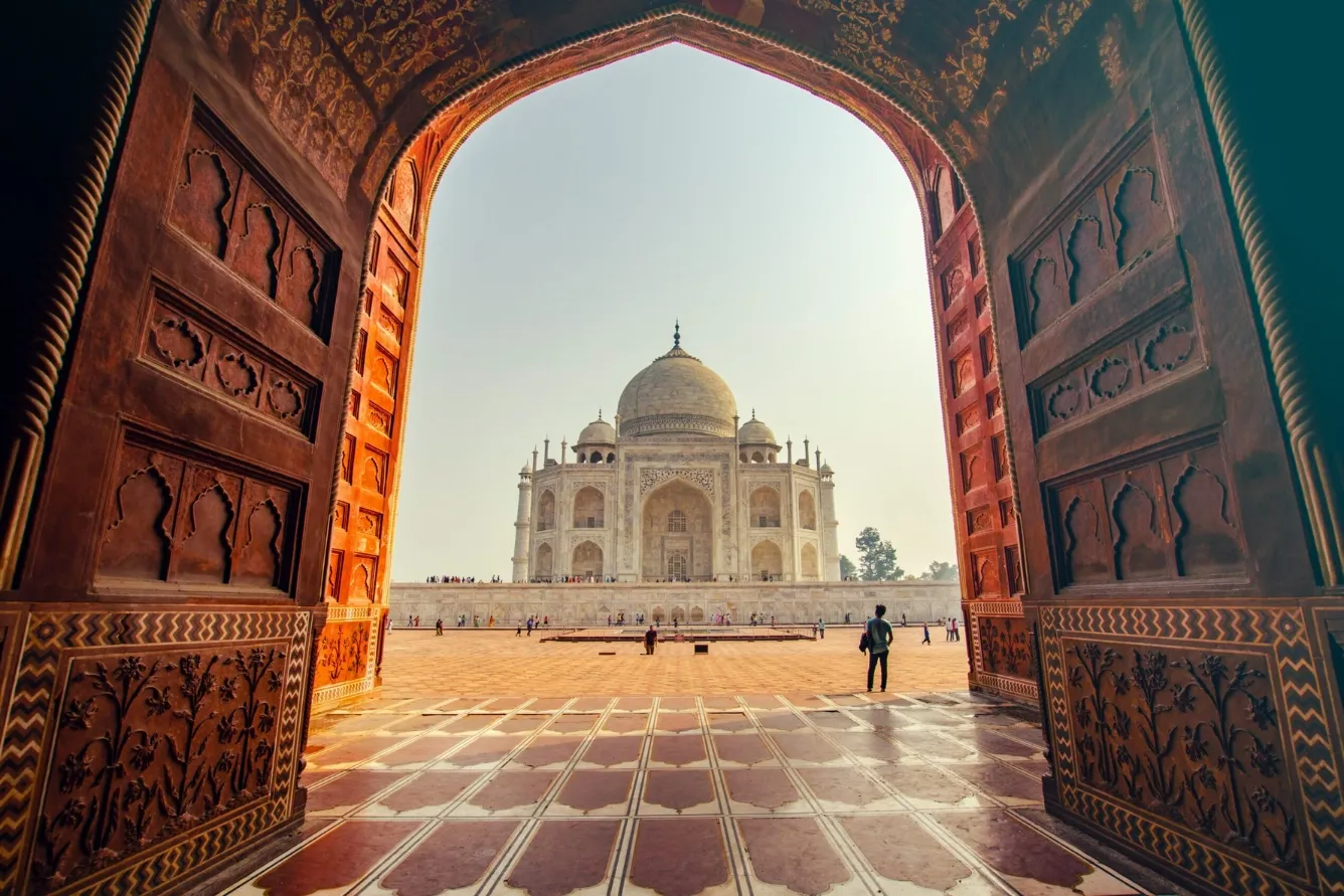 Taj Mahal bên sông Yamuna tại Agra, Ấn Độ