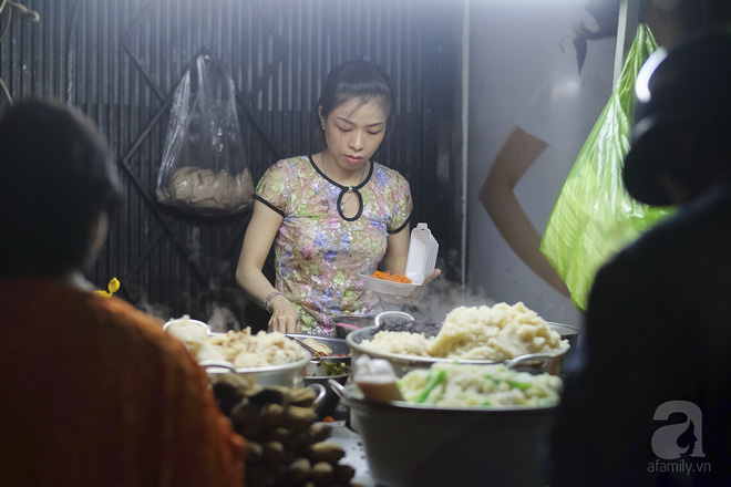 3-quan-che-banh-ban-den-rat-khuya-cho-nhung-nguoi-hao-ngot-lai-me-an-dem-o-sai-gon-ivivu-2