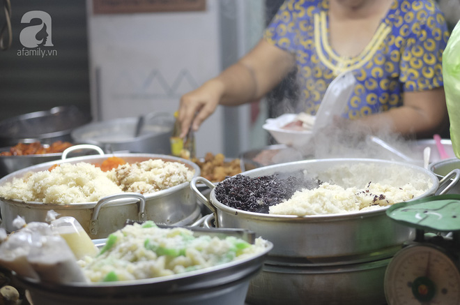 Hai người bán không có lúc ngơi tay