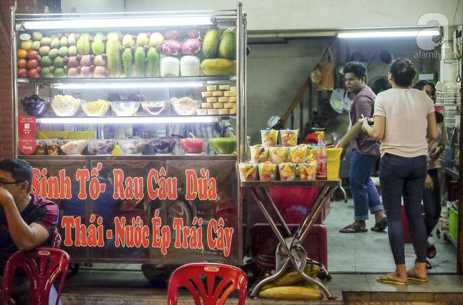 3 quán chè, bánh bán đến rất khuya cho những người hảo ngọt lại mê ăn đêm ở Sài Gòn