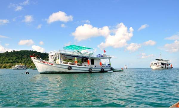 Tàu đi ra đảo Nam Du.