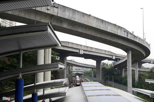 Mặc dù hạ tầng giao thông khá tốt và không cấm sử dụng xe máy, Kuala Lumpur vẫn bị rắc rối lớn vì tình trạng kẹt xe, đặc biệt vào các khung giờ cao điểm. Việc áp thuế thấp cùng thương hiệu ôtô nội địa khiến cho xe hơi cá nhân tăng chóng mặt. Tàu điện nội đô trở thành một giải pháp hữu ích cho việc đi lại hàng ngày. Mặc dù hạ tầng giao thông khá tốt và không cấm sử dụng xe máy, Kuala Lumpur vẫn bị rắc rối lớn vì tình trạng kẹt xe, đặc biệt vào các khung giờ cao điểm. Việc áp thuế thấp cùng thương hiệu ôtô nội địa khiến cho xe hơi cá nhân tăng chóng mặt. Tàu điện nội đô trở thành một giải pháp hữu ích cho việc đi lại hàng ngày.