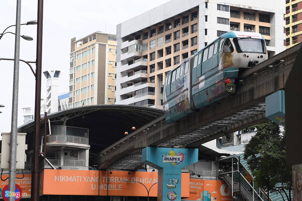 Có 3 tuyến đường sắt nội đô chính ở Kuala Lumpur bao gồm LRT (Light Rail Transit); là loại hình tàu điện với 2 tuyến chính là LRT Kelana Jaya và LRT Ampang Line. KL Monorail là loại hình tàu điện trên cao một đường ray khá phổ biến ở Malaysia, với quãng đường 8,6 km, chạy qua 11 trạm. Tuyến còn lại là KTM Komuter, loại hình tàu hỏa, hoạt động với 2 tuyến chính là Tanjung Malim - Sungai Gadut và Batu Caves - Pelabuhan Klang, kết nối các thị trấn ngoại ô thành phố. Có 3 tuyến đường sắt nội đô chính ở Kuala Lumpur bao gồm LRT (Light Rail Transit); là loại hình tàu điện với 2 tuyến chính là LRT Kelana Jaya và LRT Ampang Line. KL Monorail là loại hình tàu điện trên cao một đường ray khá phổ biến ở Malaysia, với quãng đường 8,6 km, chạy qua 11 trạm. Tuyến còn lại là KTM Komuter, loại hình tàu hỏa, hoạt động với 2 tuyến chính là Tanjung Malim - Sungai Gadut và Batu Caves - Pelabuhan Klang, kết nối các thị trấn ngoại ô thành phố.