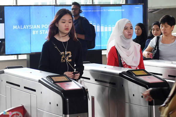 Giống như các nước trên thế giới, Metro tại KL cũng sử dụng hệ thống kiểm soát vé tự động bằng các cửa điện tử. Hành khách mua vé lẻ hoặc vé tháng sẽ sử dụng thẻ từ hoặc chip để quẹt qua cửa ra vào. Chỉ với số tiền tương đương 5.000 VNĐ hành khách có thể đi chặng ngắn và hơn 10.000 VNĐ cho chặng dài qua nhiều ga. Người dùng vé tháng còn kinh tế hơn rất nhiều. Giống như các nước trên thế giới, Metro tại KL cũng sử dụng hệ thống kiểm soát vé tự động bằng các cửa điện tử. Hành khách mua vé lẻ hoặc vé tháng sẽ sử dụng thẻ từ hoặc chip để quẹt qua cửa ra vào. Chỉ với số tiền tương đương 5.000 VNĐ hành khách có thể đi chặng ngắn và hơn 10.000 VNĐ cho chặng dài qua nhiều ga. Người dùng vé tháng còn kinh tế hơn rất nhiều.