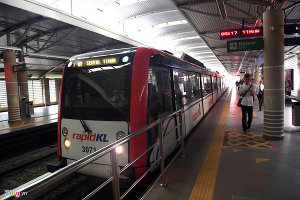 Các tuyến tàu, bao gồm cả LRT và MRT thường bắt đầu chạy từ 6h sáng đến 0h hôm sau. Ngoài tuyến Monorail chạy đều đặn 5 phút/chuyến, các tuyến còn lại có thời gian chờ đợi khá chênh lệch từ 1,5 phút cho tới 10 phút tuỳ vào các khung giờ trong ngày. Các tuyến tàu, bao gồm cả LRT và MRT thường bắt đầu chạy từ 6h sáng đến 0h hôm sau. Ngoài tuyến Monorail chạy đều đặn 5 phút/chuyến, các tuyến còn lại có thời gian chờ đợi khá chênh lệch từ 1,5 phút cho tới 10 phút tuỳ vào các khung giờ trong ngày.