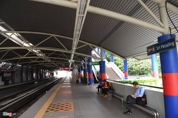 Hạ tầng các nhà ga không khác nhiều so với Metro đang xây dựng tại Hà Nội với khung mái lớn, sảnh chờ rộng rãi, không có vách ngăn an toàn ở các ga nổi (chỉ có vách ngăn an toàn lên tàu ở các ga ngầm), ghế chờ cho hành khách... Hạ tầng các nhà ga không khác nhiều so với Metro đang xây dựng tại Hà Nội với khung mái lớn, sảnh chờ rộng rãi, không có vách ngăn an toàn ở các ga nổi (chỉ có vách ngăn an toàn lên tàu ở các ga ngầm), ghế chờ cho hành khách...