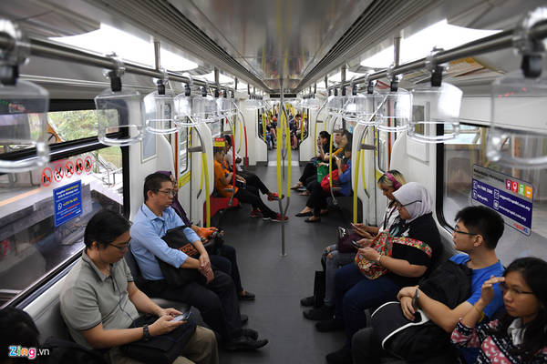 Mỗi đoàn tàu ở tuyến metro tự động có 64 chỗ ngồi ghế và một khoảng trống có thể chở được 350 hành khách khác vào giờ cao điểm. Mỗi đoàn tàu ở tuyến metro tự động có 64 chỗ ngồi ghế và một khoảng trống có thể chở được 350 hành khách khác vào giờ cao điểm.