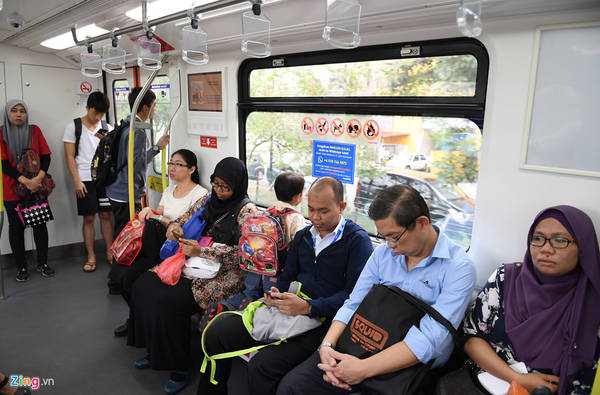 Tốc độ chạy tàu trung bình vào khoảng 38 km/h, do độ dốc dọc mạng metro là không đáng kể, tối đa chỉ 5% (1-in-20) nên tàu vận hành khá êm ái, thậm chí có thể ru ngủ được hành khách ngồi trên toa. Tốc độ chạy tàu trung bình vào khoảng 38 km/h, do độ dốc dọc mạng metro là không đáng kể, tối đa chỉ 5% (1-in-20) nên tàu vận hành khá êm ái, thậm chí có thể ru ngủ được hành khách ngồi trên toa.