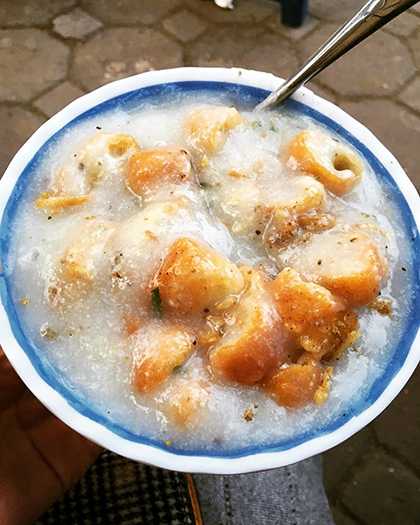 Khu Bách Khoa  Cháo sườn ở khu Bách Khoa, phía trước bưu điện trên đường Tạ Quang Bửu nổi tiếng với giá