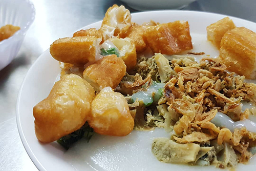 Chợ Đồng Xuân  Quán cháo sườn sụn ở chợ Đồng Xuân là một trong những địa chỉ nổi tiếng về đêm của giới sành ăn thủ đô. Quán bán từ xế chiều cho đến 2h sáng, đông khách từ khoảng 21h. Bát cháo ở đây có đầy đủ sườn sụn, quẩy, ruốc với giá 30.000 đồng. Tuy giá có hơi đắt so với mặt bằng chung, quán cháo vẫn hấp dẫn thực khách nhờ chất lượng món ăn. Ảnh: Thành Diệu Huyền.