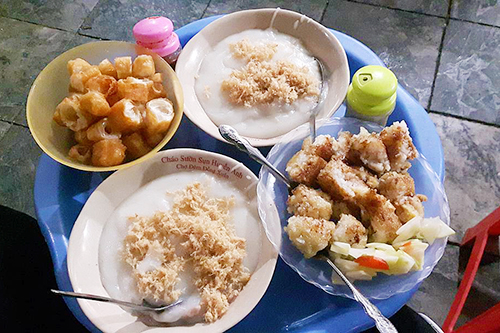 Trần Xuân Soạn  Địa chỉ này có thâm niên hơn 30 năm, nổi tiếng bởi món cháo trai đậm đà. Dù vậy, cháo sườn cũng là món ăn làm hài lòng nhiều thực khách từng thử qua. Quán có không gian không bề thế nhưng là nơi hiếm hoi bán cháo sườn mà có chỗ ngồi tử tế cho thực khách. Mỗi tô cháo có giá 28.000 đồng. Bạn có thể gia giảm thêm tiêu, ớt hay quẩy giòn tuỳ theo sở thích. Quán mở cửa bán từ 11h đến 21h mỗi ngày, món cháo sườn chỉ bán từ 15h30. Ảnh: @daydreammeer.
