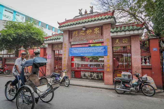 Tọa lạc trong con hẻm đường Nguyễn Thị Nhỏ (quận 11), Khánh Vân Nam Viện có nguồn gốc từ huyện Nam Hải, tỉnh Quảng Đông, Trung Quốc, được du nhập vào Sài Gòn - Chợ Lớn năm 1936 và đến nay đã phát triển tới hơn 2.000 tín đồ. Đây là ngôi đạo quán hiếm hoi và lớn nhất miền Nam, mang yếu tố tổng hợp của