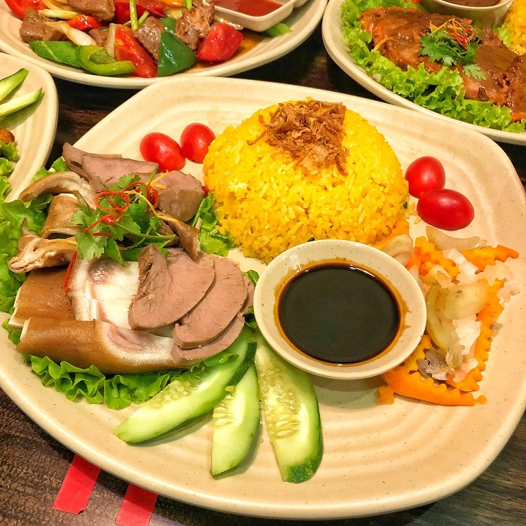 Một suất cơm phá lấu khô. Ảnh: Lê Quốc Huy.