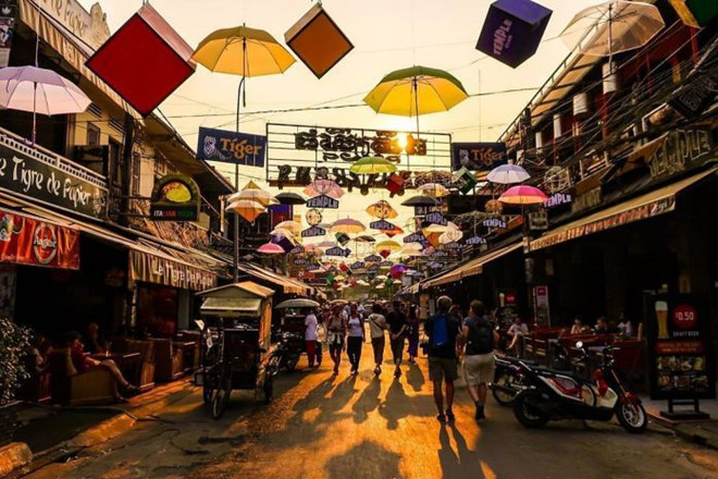 Pub Street tụ tập nhiều trò chơi, quán ăn ngon.
