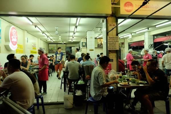 Khách xếp hàng dài trước tiệm cơm gà 20 năm ở Bangkok