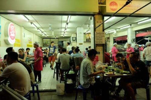 Khách xếp hàng dài trước tiệm cơm gà 20 năm ở Bangkok