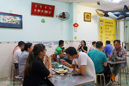 Quán có không gian nhỏ nhưng sạch sẽ và thoáng. Ảnh: Di Vỹ.