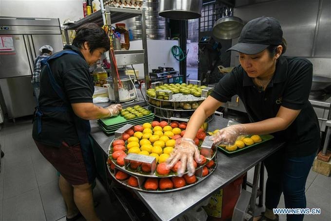Nyonya Kuih là loại bánh quen thuộc ở Malaysia, được những người gốc Hoa di cư đến xứ Mã Lai hàng trăm năm trước cải tiến từ loại bánh truyền thống Trung Quốc. Theo tiếng Mã, Nyonya còn được hiểu là cộng đồng Peranakan - những người Hoa sinh sống ở Đông Nam Á. Còn