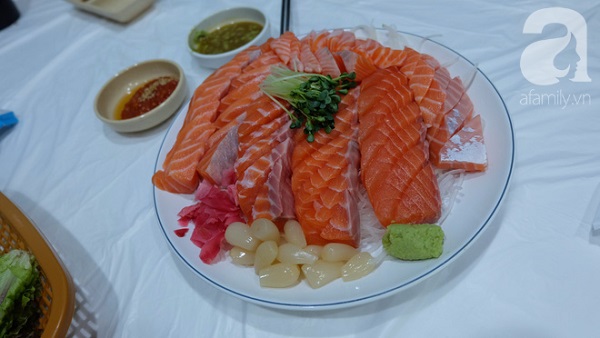 Dĩa cá hồi sống với giá 400 ngàn đồng.