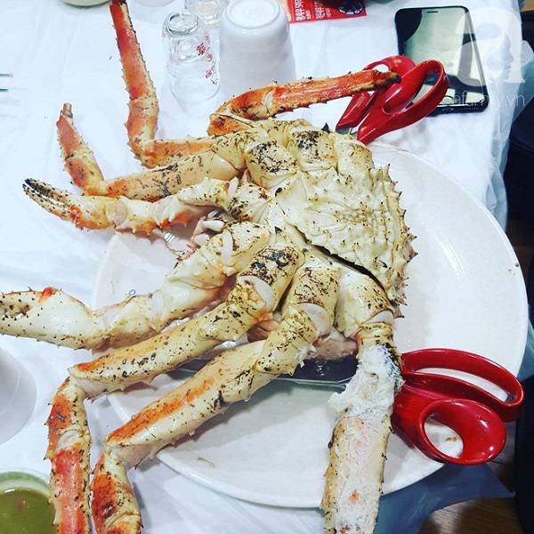 Càng cua khá mềm nên có thể dùng kéo cắt dễ dàng.