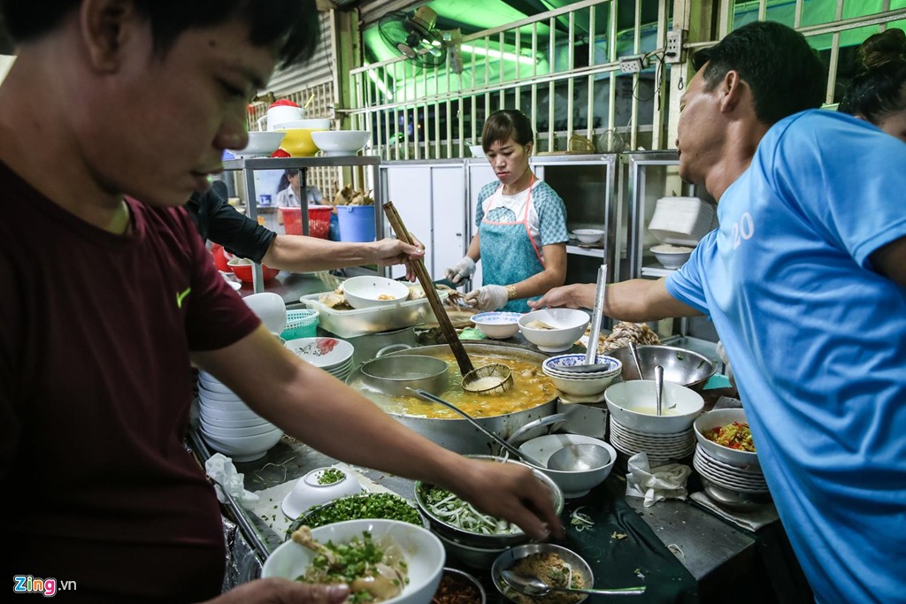 Quán phục vụ các món miến, phở, hủ tiếu, mì và gỏi gà, nhưng được ưa chuộng nhất phải kể đến miến hoặc phở đùi gà xé. “Miếng gà ngọt và dai, sợi phở mềm mà không nhão, còn nước lèo lại có hương vị rất riêng”, chị Charlie - một du khách Anh, chia sẻ. “Đây là lần đầu tiên tôi ăn phở nhưng tôi nghĩ đây là món ăn ngon nhất Việt Nam”, chị nói thêm. Quán phục vụ các món miến, phở, hủ tiếu, mì và gỏi gà, nhưng được ưa chuộng nhất phải kể đến miến hoặc phở đùi gà xé. “Miếng gà ngọt và dai, sợi phở mềm mà không nhão, còn nước lèo lại có hương vị rất riêng”, chị Charlie - một du khách Anh, chia sẻ. “Đây là lần đầu tiên tôi ăn phở nhưng tôi nghĩ đây là món ăn ngon nhất Việt Nam”, chị nói thêm.