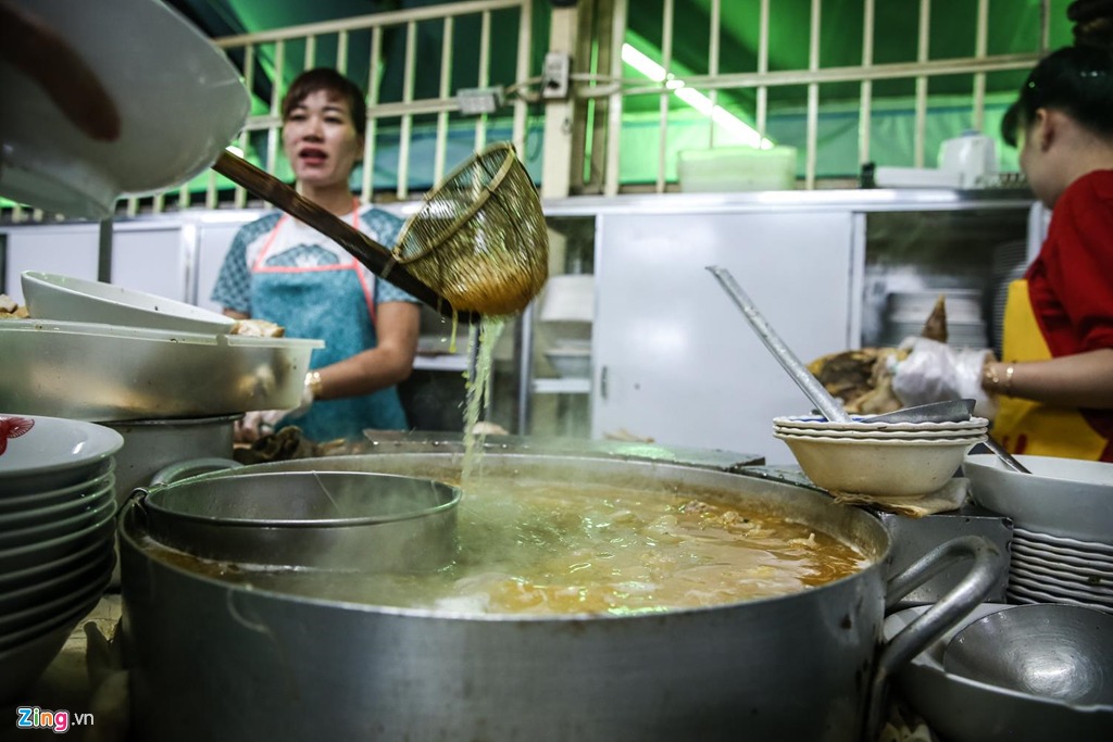 Nước lèo được hầm từ xương gà suốt nhiều giờ đồng hồ nên đậm đà và thơm ngon. Nếm vị nước trước khi nêm gia vị, một vị khách chia sẻ: “Tôi sống ở Bình Thạnh nhưng 30 năm nay đều chạy xe đến Kỳ Đồng ăn, người quen từ xa đến tôi cũng giới thiệu đến đây”. Nước lèo được hầm từ xương gà suốt nhiều giờ đồng hồ nên đậm đà và thơm ngon. Nếm vị nước trước khi nêm gia vị, một vị khách chia sẻ: “Tôi sống ở Bình Thạnh nhưng 30 năm nay đều chạy xe đến Kỳ Đồng ăn, người quen từ xa đến tôi cũng giới thiệu đến đây”.