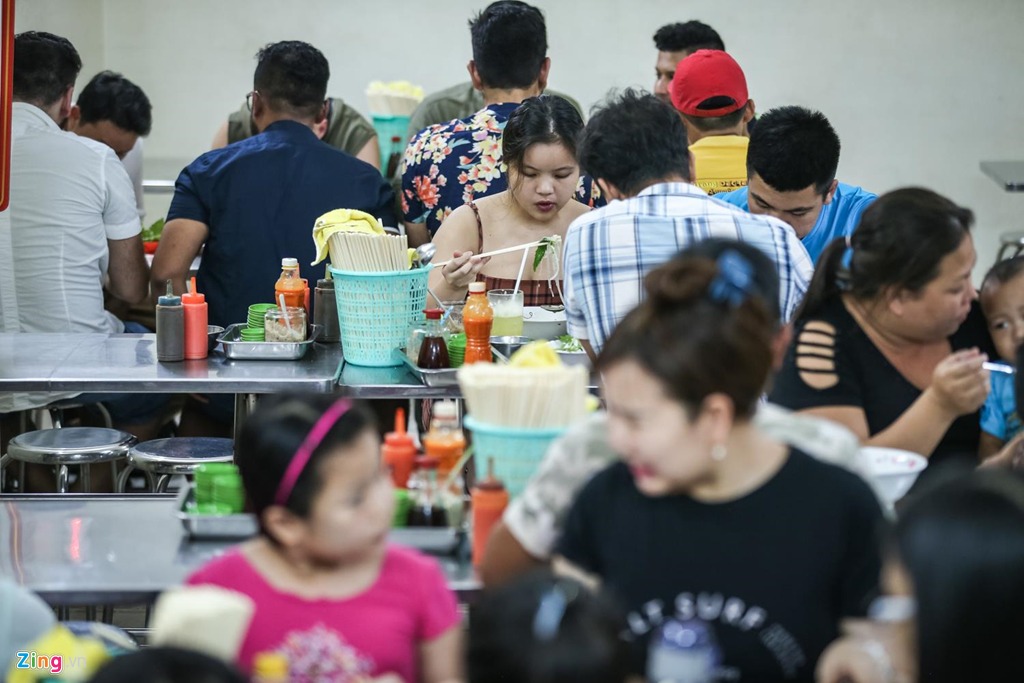 Ấn tượng với cách chế biến thức ăn, anh Hùng (Hà Nội) cũng đưa vợ lại quán ngay khi chị đến Sài Gòn. “Vừa miệng và độc đáo” - anh chị nhận xét về những món phở và gỏi gà nơi đây. Ấn tượng với cách chế biến thức ăn, anh Hùng (Hà Nội) cũng đưa vợ lại quán ngay khi chị đến Sài Gòn. “Vừa miệng và độc đáo” - anh chị nhận xét về những món phở và gỏi gà nơi đây.