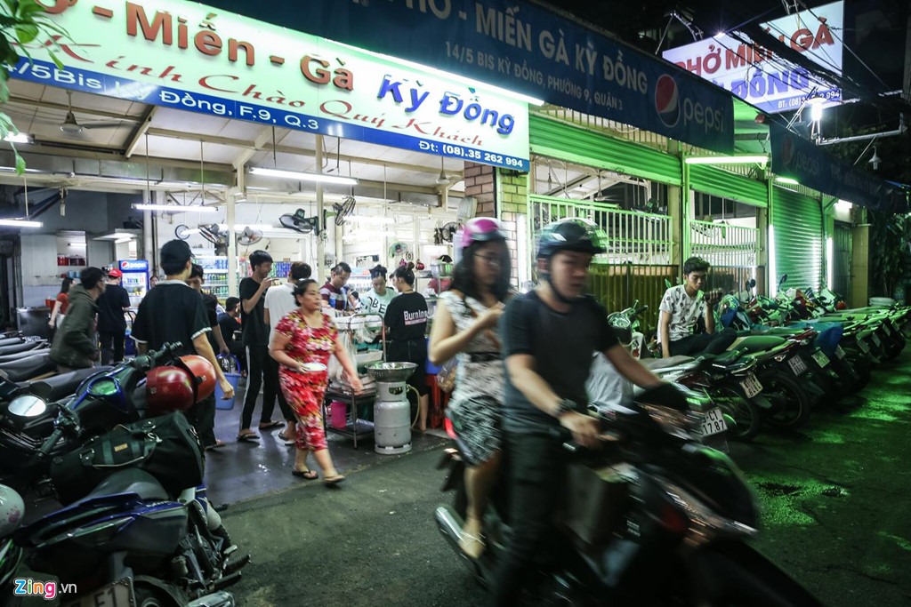 Từ những năm 1975, người dân Sài Gòn đã quá quen với xe hủ tiếu gà rong ruổi khắp quận 3. Khi công việc kinh doanh khấm khá, chủ quán tìm đến con hẻm 14 Kỳ Đồng để xây dựng mặt bằng. Lượng khách ra vào tấp nập kéo theo các quán café và xe trái cây, đồ ăn vặt trong con hẻm nhỏ này. Từ những năm 1975, người dân Sài Gòn đã quá quen với xe hủ tiếu gà rong ruổi khắp quận 3. Khi công việc kinh doanh khấm khá, chủ quán tìm đến con hẻm 14 Kỳ Đồng để xây dựng mặt bằng. Lượng khách ra vào tấp nập kéo theo các quán café và xe trái cây, đồ ăn vặt trong con hẻm nhỏ này.