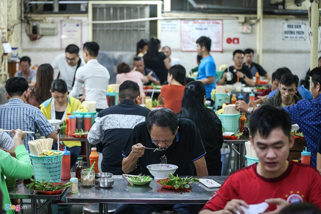 Mỗi ngày, quán phục vụ hàng nghìn lượt khách từ 5h đến 22h30. Chủ quán và nhân viên liên tục thay ca. Mỗi ngày, quán phục vụ hàng nghìn lượt khách từ 5h đến 22h30. Chủ quán và nhân viên liên tục thay ca.