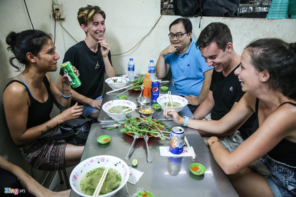 Tuy nhiên, theo chia sẻ của một hướng dẫn viên du lịch, du khách nước ngoài vẫn rất thích thú với các món ăn ở Kỳ Đồng. Tuy nhiên, theo chia sẻ của một hướng dẫn viên du lịch, du khách nước ngoài vẫn rất thích thú với các món ăn ở Kỳ Đồng.