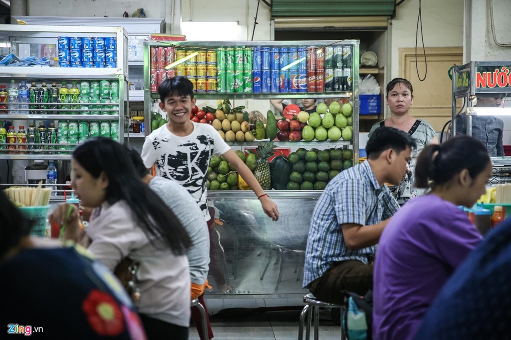 Quán có 2 khu chế biến thức ăn và đồ uống riêng để chiều lòng thực khách. Những ly nước mía và sinh tố đầy tràn là thức uống không thể thiếu khi thưởng thức phở, miến Kỳ Đồng. Quán có 2 khu chế biến thức ăn và đồ uống riêng để chiều lòng thực khách. Những ly nước mía và sinh tố đầy tràn là thức uống không thể thiếu khi thưởng thức phở, miến Kỳ Đồng.