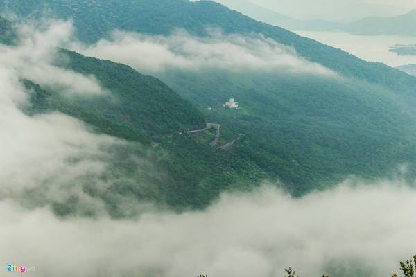 Hải Vân Quan nằm ở phía bắc TP Đà Nẵng, đi theo quốc lộ 1 chừng 25 km. Cung đường đèo hiểm trở từng nổi tiếng trong giới đi phượt này từ khi có hầm Hải Vân trở nên vắng và dễ đi hơn, do không còn nhiều ôtô qua lại.
