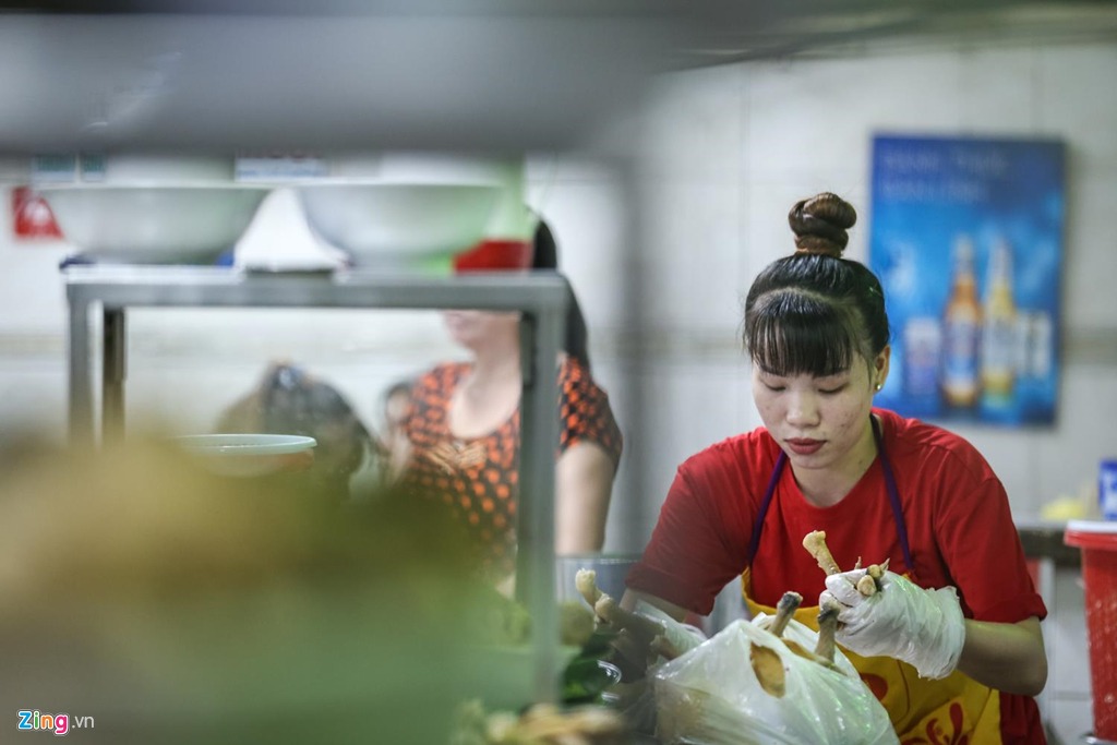 Kết thúc 19 tiếng làm việc tất bật, hơn 50 nhân viên quán lo nghỉ ngơi và chuẩn bị cho một ngày kinh doanh mới sắp đến. Kết thúc 19 tiếng làm việc tất bật, hơn 50 nhân viên quán lo nghỉ ngơi và chuẩn bị cho một ngày kinh doanh mới sắp đến.