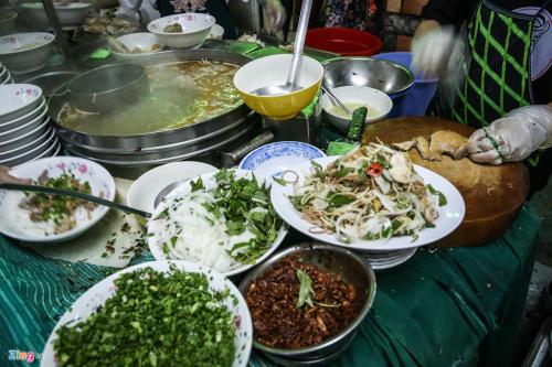 Quán phở miến gà ta chật kín khách từ sáng đến đêm ở Sài Gòn