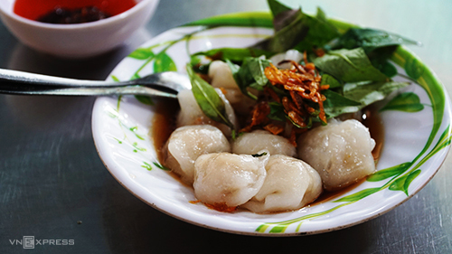 Há cảo  Đây là món quen thuộc của người thích ăn vặt ở Sài Gòn. Không cần đến khu vực người Hoa, bạn cũng có thể dễ dàng tìm thấy há cảo ở nhiều địa chỉ trong thành phố. Tuy nhiên, hương vị món ăn làm ra từ tay những người đầu bếp ở khu vực quận 5 vẫn có nét riêng. Thực khách có thể tìm thấy những viên há cảo mềm mịn, thấm nước sốt đậm đà tại một quán trên đường Ký Hòa. Giá mỗi suất 6 - 8 viên là 20.000 đồng.