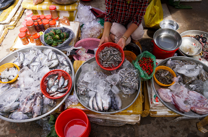 Ngay cả các mặt hàng tươi sống như cá, thịt cũng được bán. Nhiều nhất là các loại cá bống thệ, cá đối, cá kình, tôm sông... đánh bắt ở vùng phá Tam Giang, ướp lạnh theo xe vào Sài Gòn.