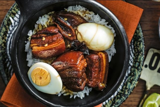 Đến Đài Nam, bạn đừng quên nếm thử món cơm thịt kho tàu ở nhà hàng Fu Tai. Nhiều thực khách cho biết miếng thịt kho tàu ở đây mềm mịn và như tan ra khi bỏ vào trong miệng. Đến Đài Nam, bạn đừng quên nếm thử món cơm thịt kho tàu ở nhà hàng Fu Tai. Nhiều thực khách cho biết miếng thịt kho tàu ở đây mềm mịn và như tan ra khi bỏ vào trong miệng.