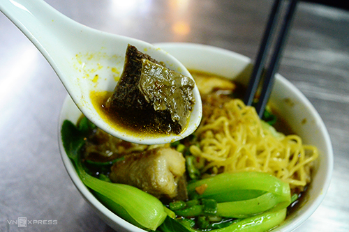 Mì cá viên cà ri  Mì cá viên cà ri chỉ có duy nhất tại quán ăn trên đường Nguyễn Trãi, quận 5. Tiệm rộng chưa đến 5 m2 nhưng vẫn thu hút đông thực khách với hương vị khác lạ trong suốt gần 20 năm. Đối với thực khách ghiền cà ri, hương vị ở quán được xem là đậm đà và đặc trưng. Cá viên giòn, ăn kèm còn có cải thìa xanh, chén nước chấm thêm chút sa tế nhà làm. Một tô mì có giá 40.000 đồng.