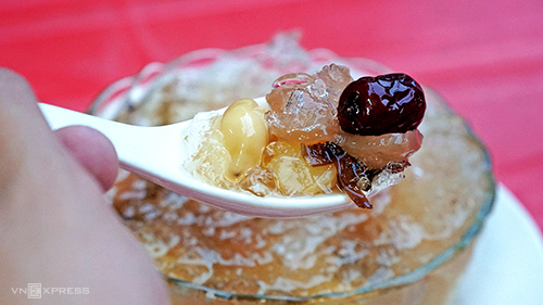 Chè cột điện  Địa chỉ nổi tiếng này nằm trên đường Trần Hưng Đạo B, bên cạnh chợ Đại Quang Minh ở quận 5. Càng về đêm, khách đến càng đông. Nhiều người đặt tên cho quán là