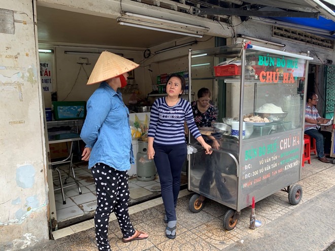 Chiếc xe đẩy trước quán với vài chữ đơn sơ, do chính người chủ đầu tiên cắt dán Chiếc xe đẩy trước quán với vài chữ đơn sơ, do chính người chủ đầu tiên cắt dán