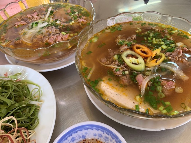 Bún bò ở đây được nấu theo công thức gia truyền mà chủ quán xin phép không tiết lộ Bún bò ở đây được nấu theo công thức gia truyền mà chủ quán xin phép không tiết lộ