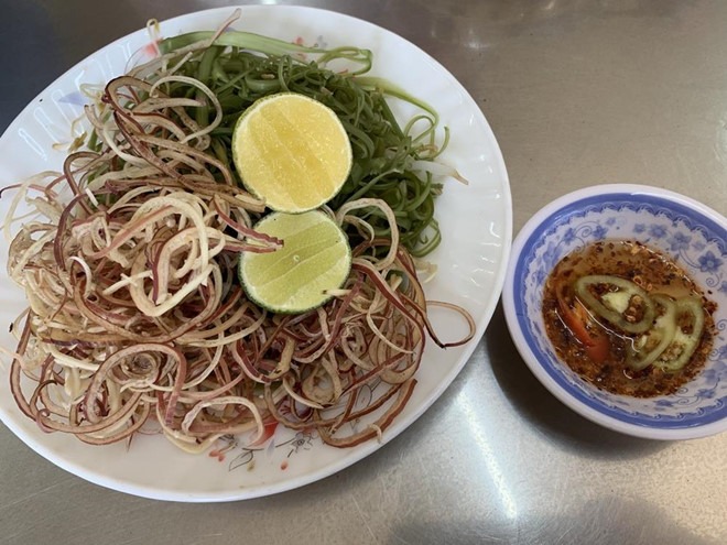 Rau ăn kèm cũng tương tự như bún bò Huế Việt Nam, nhưng nước mắm không phải loại mắm nguyên chất mà được pha để tạo vị ngọt Ảnh: Lưu Trân Rau ăn kèm cũng tương tự như bún bò Huế Việt Nam, nhưng nước mắm không phải loại mắm nguyên chất mà được pha để tạo vị ngọt Ảnh: Lưu Trân