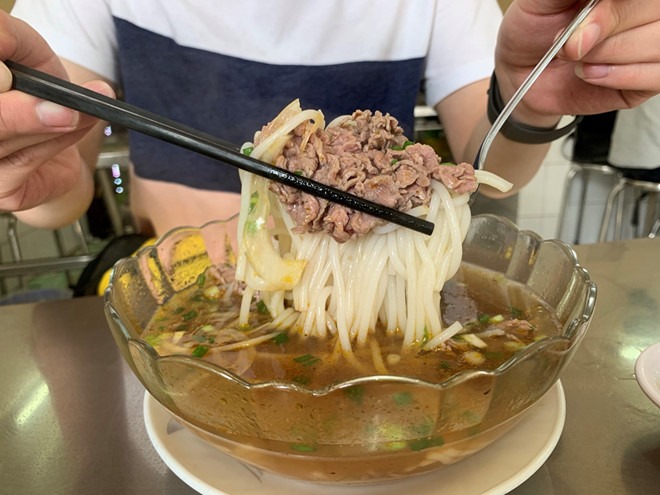 Bún sợi nhỏ hơn sợi bún bò thông thường, mỗi tô được cho khá ít bún nên những người ăn khỏe có thể sẽ không no Ảnh: Lưu Trân Bún sợi nhỏ hơn sợi bún bò thông thường, mỗi tô được cho khá ít bún nên những người ăn khỏe có thể sẽ không no Ảnh: Lưu Trân