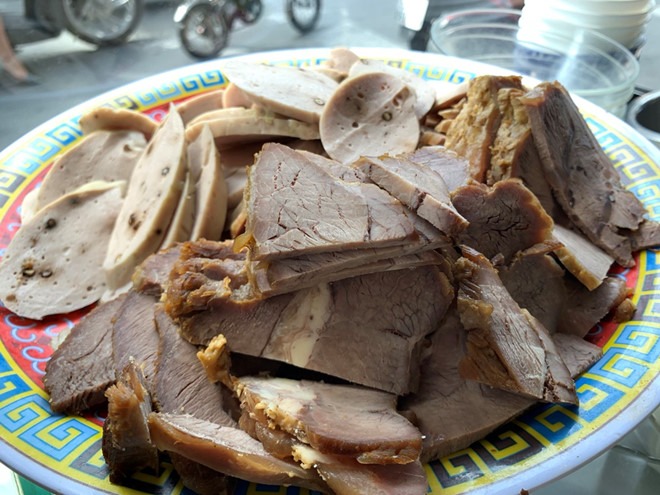 Khách có thể gọi thêm thịt, chả với giá từ 20.000 - 30.000 đồng/chén Ảnh: Lưu Trân Khách có thể gọi thêm thịt, chả với giá từ 20.000 - 30.000 đồng/chén Ảnh: Lưu Trân