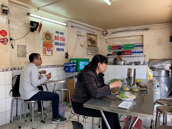 Quán mở bán từ 6 giờ sáng đến 10 giờ đêm mỗi ngày Ảnh: Lưu Trân Quán mở bán từ 6 giờ sáng đến 10 giờ đêm mỗi ngày Ảnh: Lưu Trân