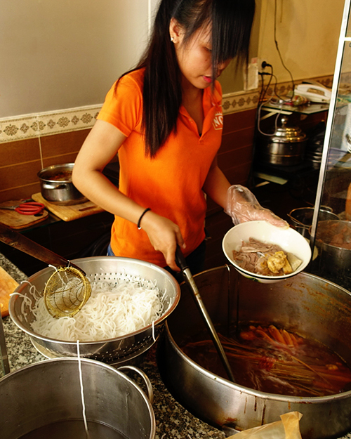 Quán ăn nằm trên đường Bùi Viện, quận 1. Theo chị Huỳnh Giao, chủ quán hiện tại, quán do ông bà của chị mở từ những năm 90 của thế kỷ trước, ban đầu chỉ bán trên gánh ở vỉa hè Sài Gòn.