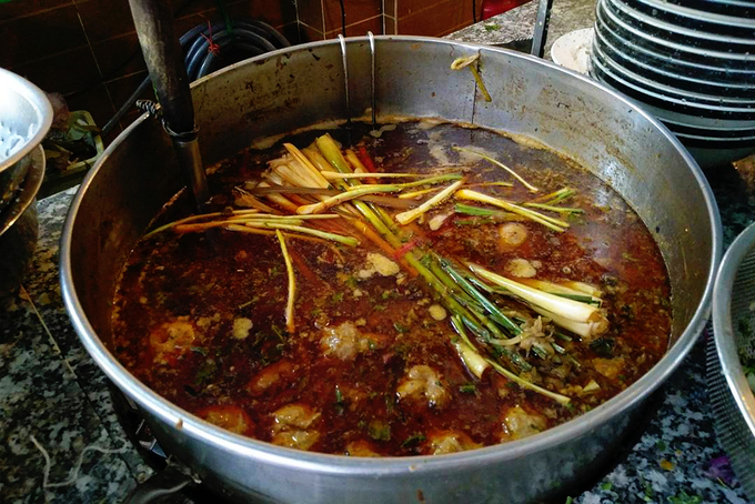 Gian bếp đặt ngay lối đi nên ngay từ những bước chân đầu tiên vào quán, bạn có thể ngửi thấy mùi thơm thoang thoảng. Nước lèo được nấu từ nhiều loại gia vị, hầm thêm xương để vị đậm đà. Ảnh: @jeffchoctopus.
