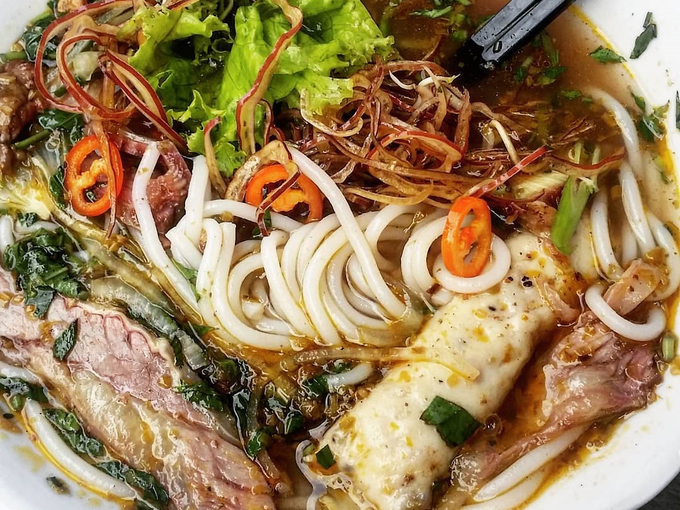 Khác với nhiều quán bún bò ở Sài Gòn, cọng bún ở đây nhỏ, dài và mềm tạo cho thực khách cảm giác đỡ ngán khi ăn. Ảnh: @gabonvoyage.